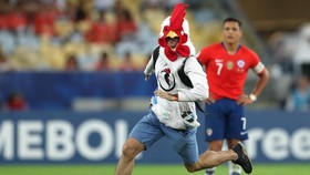FOTO: Maskot Ayam Masuk Lapangan Sebelum Uruguay Bobol Chile