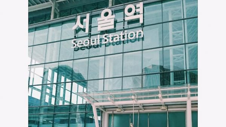 Wabah Virus Corona, Penumpang Kereta KorSel Menangis Dengar Pesan Pilu Perusahaan kereta api di Korea Selatan menebarkan pesan positif pada seluruh warga agar tetap tabah dan tidak lupa untuk bahagia.
