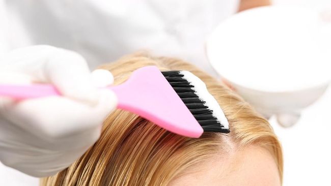 Meski menyenangkan dan membantu seseorang tampil cantik, ada risiko di balik proses bleaching rambut.