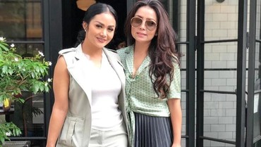 img-title Krisdayanti-Mayangsari Foto Bareng, Netizen: CEO Pelakor Lagi Rapat