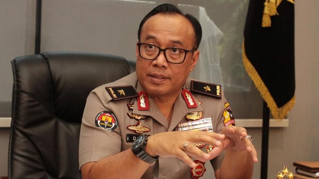 Densus 88 Antiteror Polri menangkap tiga terduga teroris di Palu, Sulawesi Tengah. Sebagai barang bukti, ditemukan alat-alat untuk membuat bom pipa.