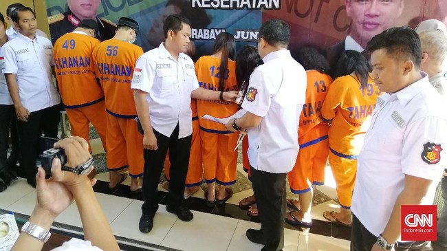 Polda Jatim membongkar praktik aborsi ilegal di wilayah Surabaya dan Sidoarjo yang menggunakan obat keras yang dilakukan di kos, rumah, dan hotel.