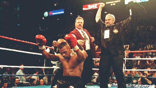 Mantan juara dunia tinju kelas berat, Frank Bruno, memilih menghadapi Mike Tyson pada akhir kariernya demi menyekolahkan anak.