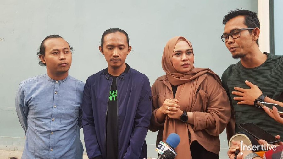Not 7: Tak Ada Persaingan dengan Sabyan Gambus Personel Not 7 akui tak ada persaingan dengan Sabyan Gambus.