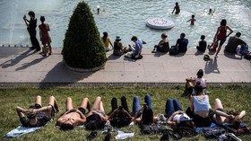 Halau Gelombang Panas, Paris Buka Kolam Renang Hingga Malam