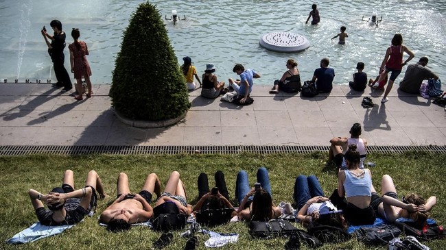 Suhu di Kota Paris dilaporkan mulai turun hingga 10 derajat Celcius. Namun, suhu di Jerman dan Italia masih panas.