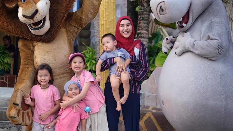 Bagi Zaskia, melarang orang menyentuh wajah anaknya adalah salah satu bentuk perlindungan sebagai seorang ibu.