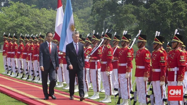 Jokowi menawarkan produk nasional kepada Presiden Argentina Mauricio Macri. Seperti, pesawat dari PT DI, kereta dari PT Inka, dan perawatan pesawat dari GMF.