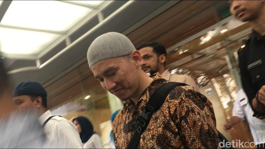 Ustaz Felix Siauw usai ceramah di Masjid Balai Kota DKI (Arief/detikcom) Ustaz Felix Siauw usai ceramah di Masjid Balai Kota DKI (Arief/detikcom)