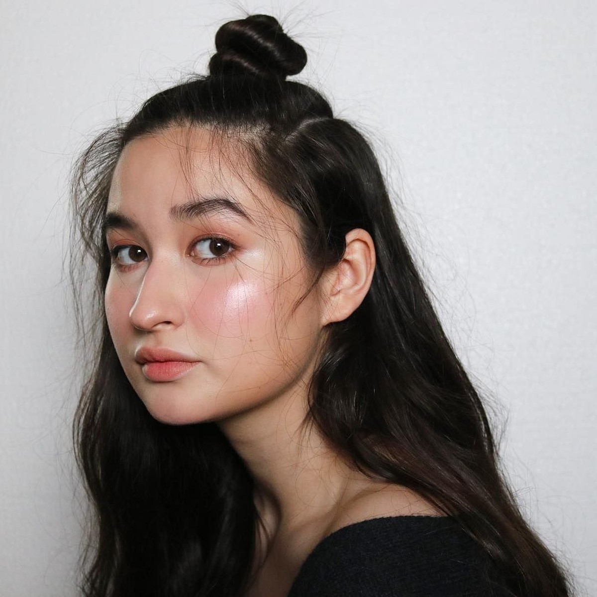 Memiliki suara merdu&comma; paras cantik Stephani ternyata juga bikin salah fokus lho&period; Ini dia 6 potret cantik si Pelantun I Love You 3000&period;