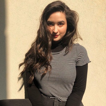 6 Potret Cantik Stephanie Poetri Pelantun I Love You 3000