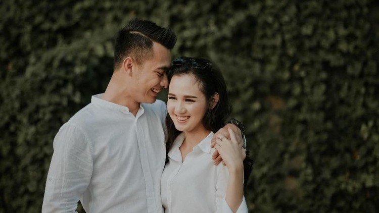 Eza Gionino dan sang istri, Meiza dikaruniai anak pertama berjenis kelamin perempuan. Selamat!