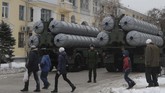 FOTO : Rudal S-400, Disukai Turki Dijauhi Amerika Serikat Kecepatan rudal ini bisa mencapai 4,8 kilometer per detik, dan mampu mendeteksi sasaran sejauh 600 kilometer. Disebut sebagai sistem pertahanan udara terbaik.