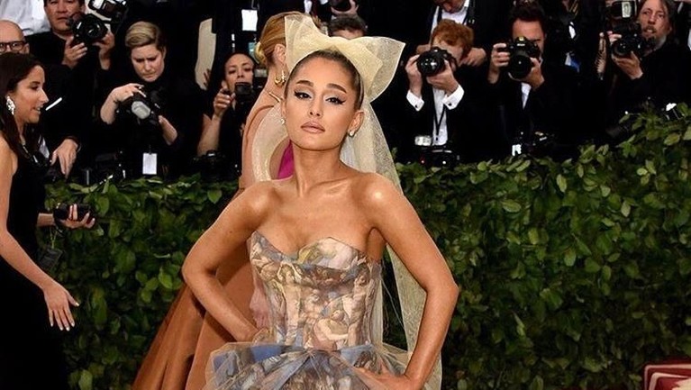 Met gala ariana grande. Ariana grande met Gala 2023. Ariana grande met Gala. Кто был дизайнером платьев на мет Гала для Арианы Гранде.