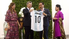 KPK Minta Jokowi Laporkan Jersey Pemberian Presiden Argentina