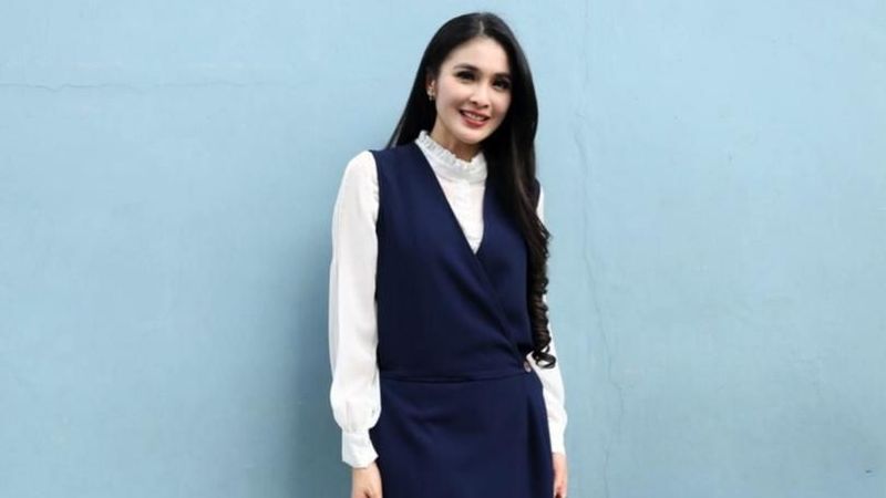 Artis cantik Sandra Dewi sedang bersemangat