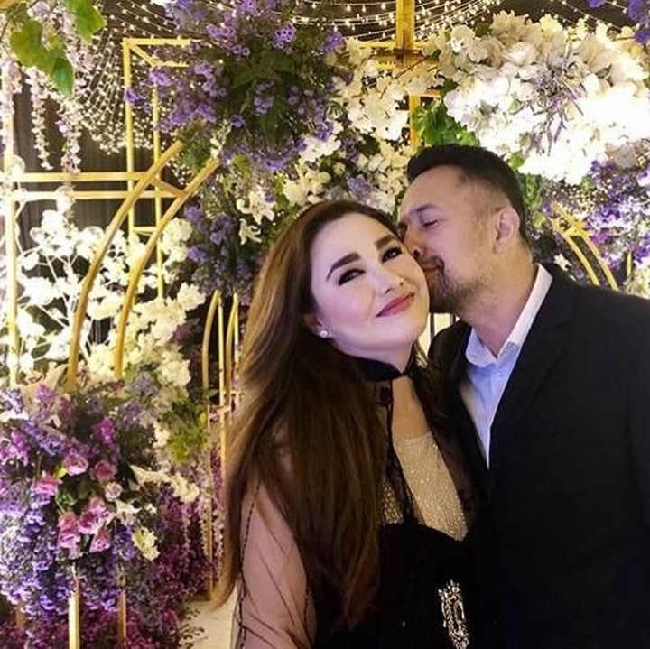 Kecup mesra Ale untuk istri tercinta. (Foto: Instagram/ @alenia259)