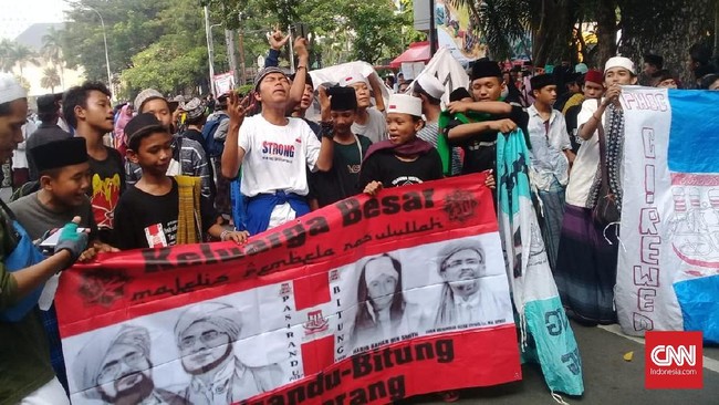 Massa aksi tahlil akbar 266 yang terdiri dari anak-anak dan remaja meminta Bahar bin Smith dibebaskan. Aksi itu digelar jelang sidang putusan sengketa pilpres.