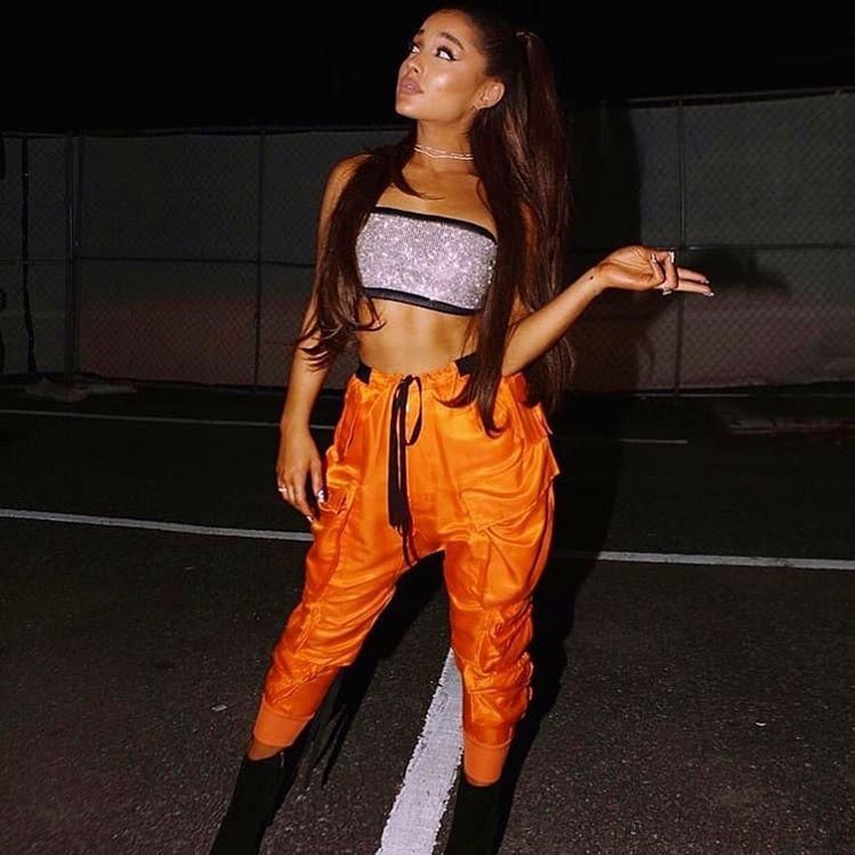 Berikut adalah beberapa gaya busana Ariana Grande yang sering menjadi inspirasi tren dunia&period; 