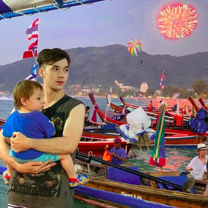 <p>Di sela-sela kesibukan syuting, Stefan menyempatkan waktunya untuk mengajak Lucio liburan. Kali ini pantai jadi destinasi liburan mereka. (Foto: Instagram @stefannwilliam)</p>