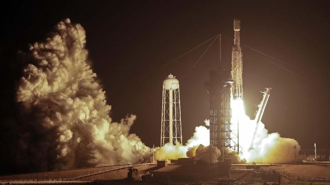 Elon Musk: Misi Berawak SpaceX ke Luar Angkasa April 2020