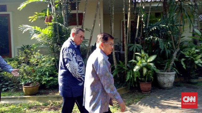 JK yang tak sempat bertakziah saat Ani Yudhoyono wafat, hari ini mengunjungi SBY di kediamannya di Cikeas, Jawa Barat.
