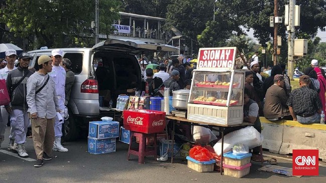 Aksi Halalbihalal 266 mengawal sidang putusan PHPU Pilpres 2019 oleh MK menjadi berkah tersendiri bagi para pedagang yang menjajakan jualannya di tengah aksi.