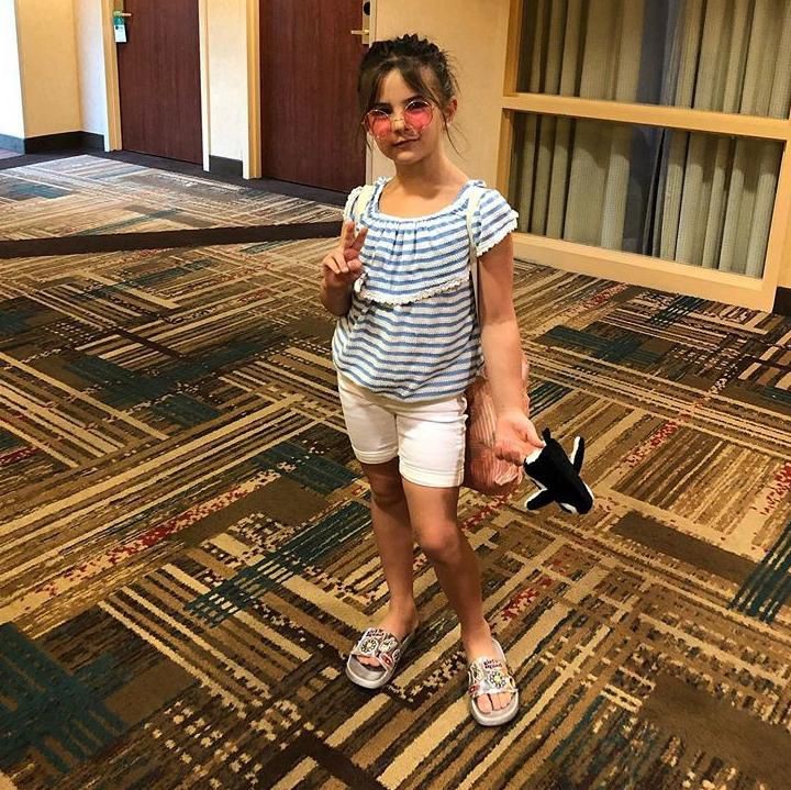 <p>Lexi saat bergaya ala John Lennon nih. (Foto: Instagram/ @lexi_rabe)</p>