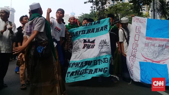 Aksi Tahlil 226 sempat diwarnai keributan karena mobil komando massa tidak diizinkan masuk ke ruas Jalan Medan Merdeka Barat, Jakarta Pusat.