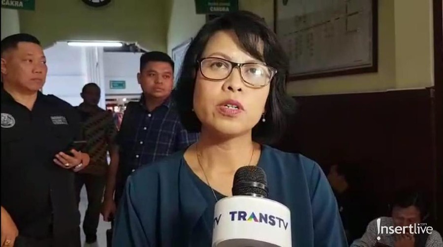 Reny datang untuk mendmpingi Vanessa Angel di sidang putusan tersebut. 