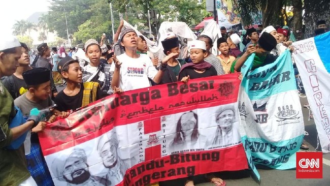 Anak-anak dari Tangerang menumpang mobil bak dengan uang seadanya untuk ikut aksi. Mereka ingin meramaikan aksi saat MK membacakan putusan sengketa pilpres.