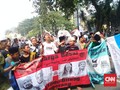 Anak-anak Nekat Ikut Aksi di MK Naik Mobil Bak dan Mengemper