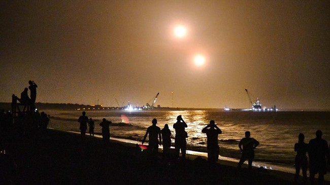 FOTO : SpaceX Luncurkan Roket Pembawa Misi Demo Teknologi
