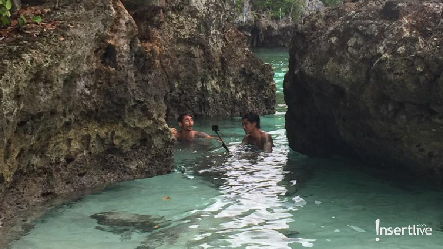 Vincent dan Marshall menikmati keindahan alam di Banggai Laut.