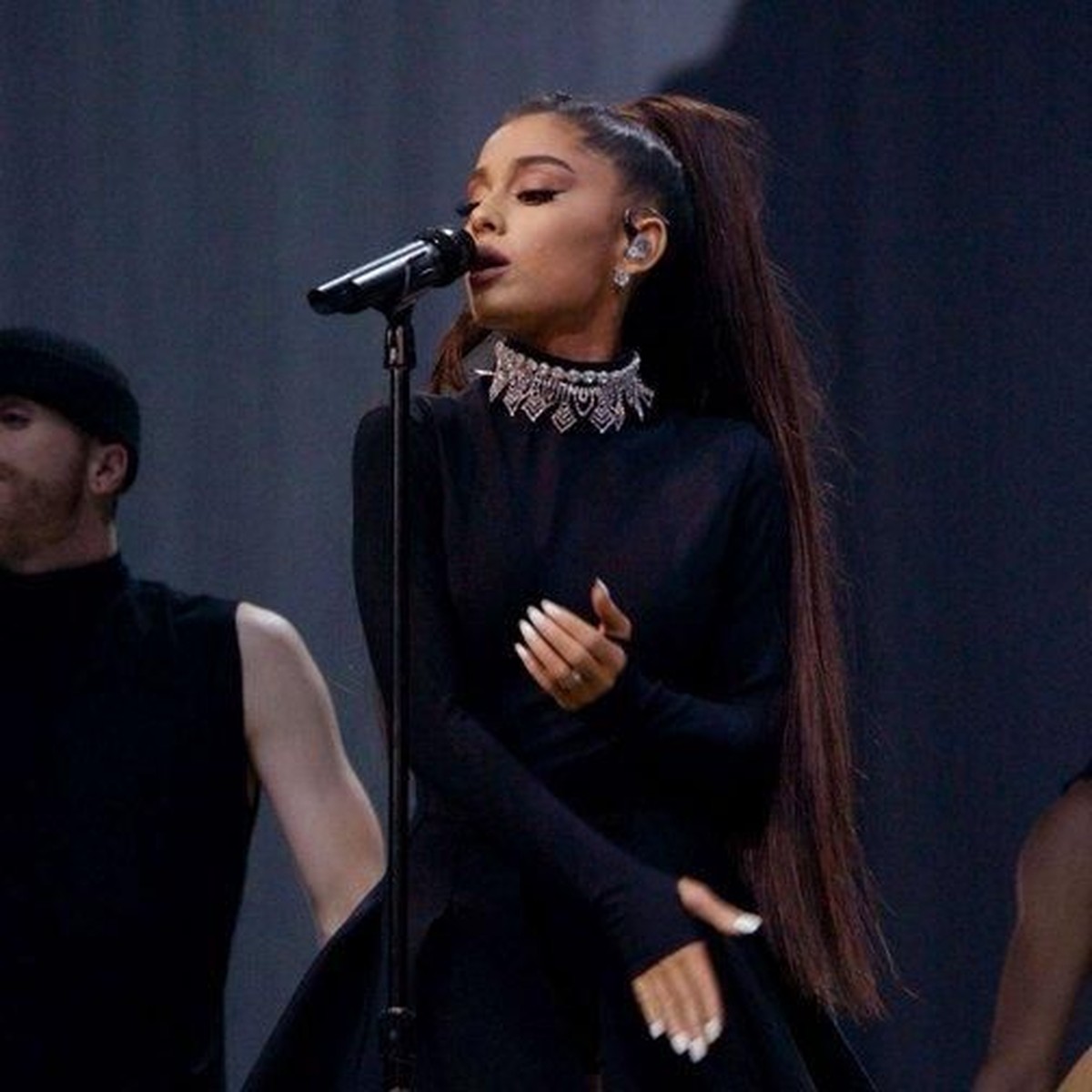 Berikut adalah beberapa gaya busana Ariana Grande yang sering menjadi inspirasi tren dunia&period; 