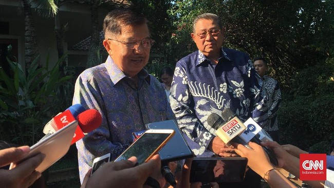 Wapres Jusuf Kalla mengunjungi SBY di Cikeas, perbincangan seputar duka meninggalnya Ani Yudhoyono dan tak ada pembicaraan politik di sana.