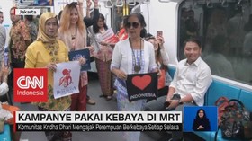 VIDEO: Ibu-Ibu Kampanye Pakai Kebaya di MRT