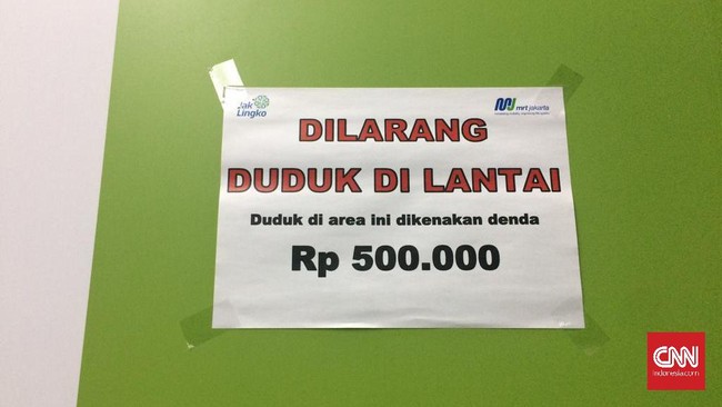PT MRT Jakarta mengenakan denda sebesar Rp500 ribu bagi penumpang yang duduk di lantai stasiun MRT. Kebijakan ini berlaku sejak 9 Juni 2019.