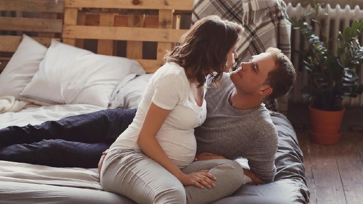 845996104 Beautiful pregnant woman and her husband
