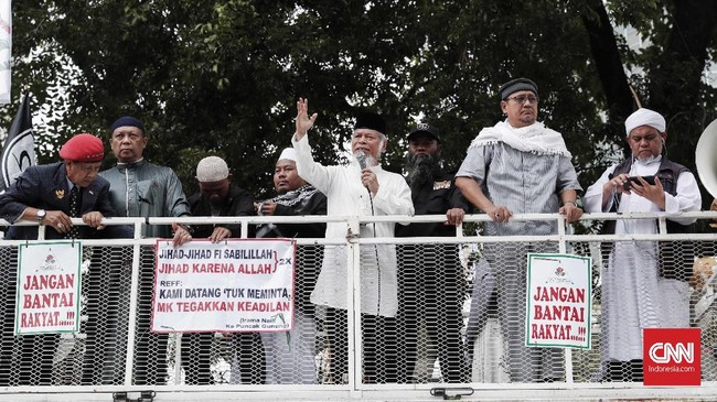 Korlap aksi kawal sidang MK, Abdullah Hehamahua menyerukan massa untuk bergerak ke Komnas HAM dan DPR besok siang karena kans 02 menang di MK tipis.