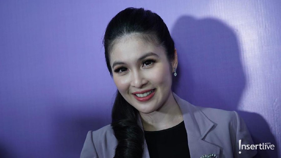 Sandra Dewi tampaknya tetap tenang meski guncangan gempa di Banten terasa hingga Jakarta.