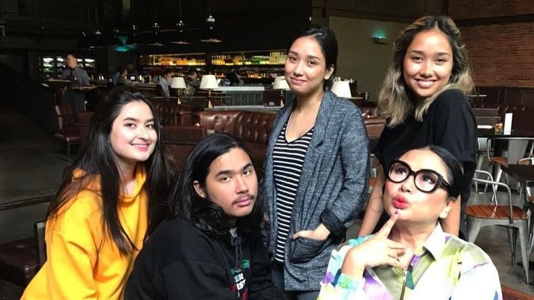 Sudah beranjak dewasa, ini dia potret cantik anak kembar Titi DJ, Salwa dan Salma.