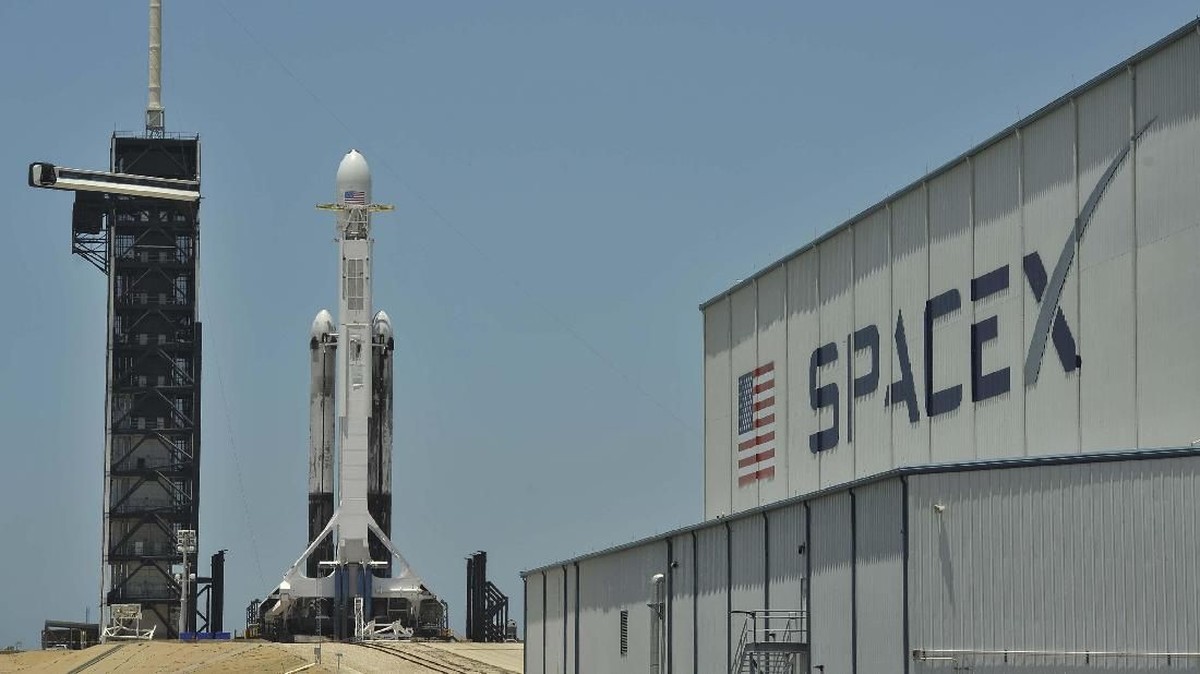 FOTO : SpaceX Luncurkan Roket Pembawa Misi Demo Teknologi