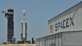 FOTO : SpaceX Luncurkan Roket Pembawa Misi Demo Teknologi SpaceX berhasil meluncurkan roket Falcon Heavy yang membawa misi demonstrasi teknologi NASA untuk membantu membawa astronaut Amerika Serikat ke Mars.