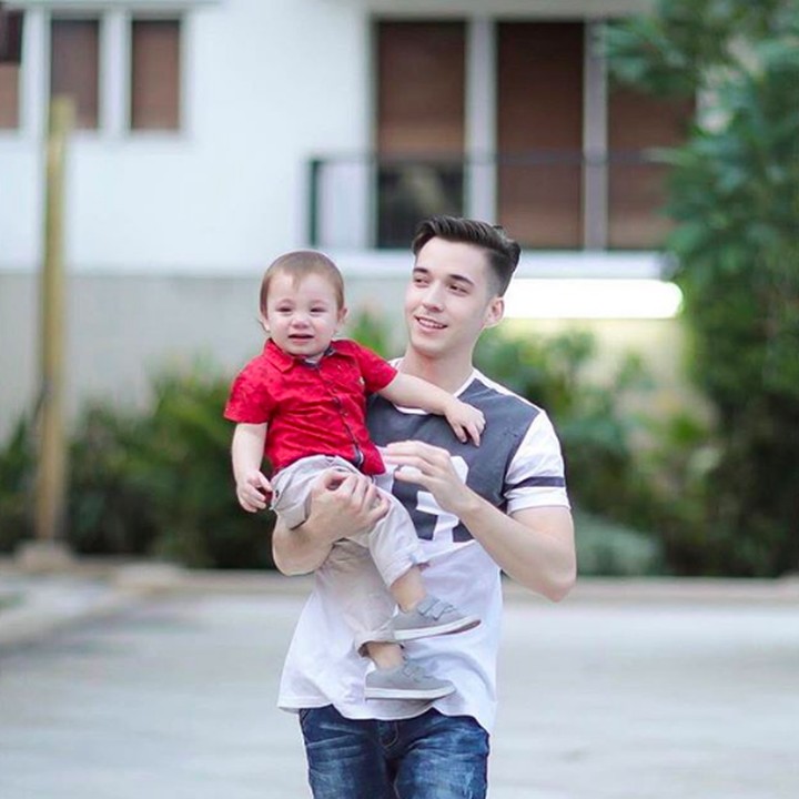 <p>Hati jadi <em>melting</em> ya, Bun, lihat <em>hot daddy</em> satu ini momong anak. Ganteng Lucio atau papanya nih? <em>He-he-he.</em> (Foto: Instagram @stefannwilliam)</p>