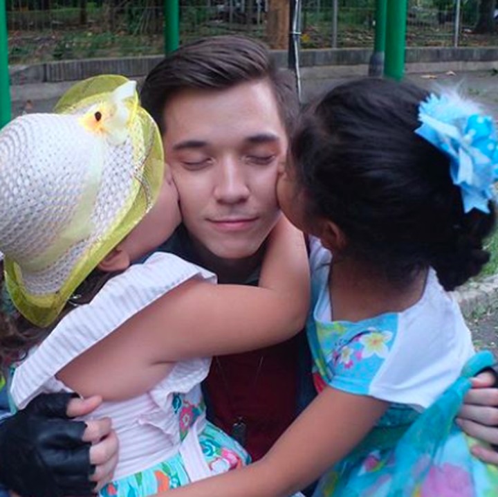 <p>Stefan memanggil kedua anak perempuannya dengan sebutan anak-anak cantik. <em>So sweet</em> ya, Bun. (Foto: Instagram @stefannwilliam)</p>