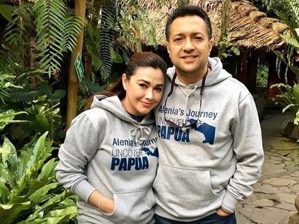 9 Potret Romantis Ari Sihasale & Nia Zulkarnaen