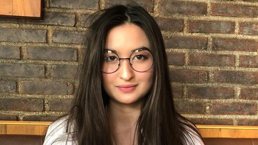 Budaya Indonesia dan Amerika Jadi Inspirasi Stephanie Poetri Berkarya