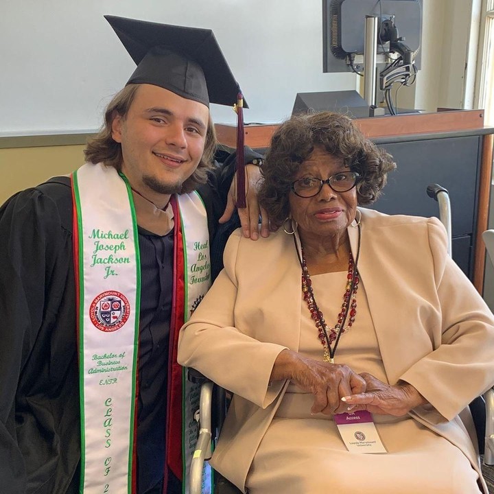 <p>Nah ini saat Prince Jackson berfoto dengan sang nenek,Katherine Jackson saat wisuda. Hebatnya, Prince lulus dari Loyola Marymount University dengan predikat Cum Laude. (Foto: Instagram @princejackson)</p>
