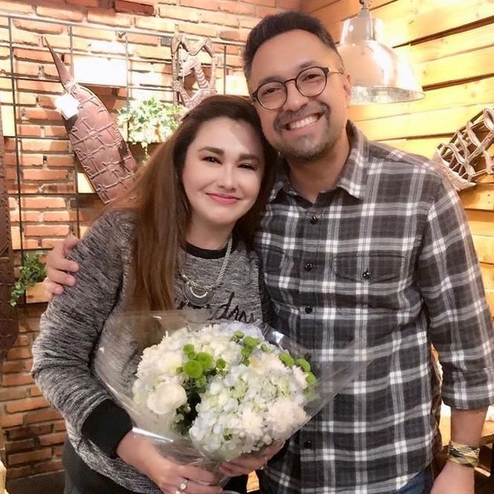 Bunga tanda cinta Ale di ulang tahun Nia. Aih, sederhana tapi tapi hadiah dari Ale bikin melting ya, he-he-he. (Foto: Instagram/ @alenia259)